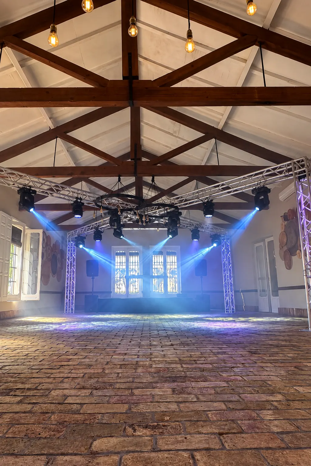 Montaje de sonido e iluminación en el interior de una hacienda